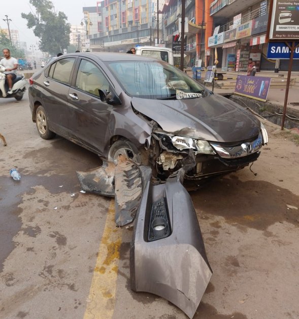 तेज रफ्तार कार डिवाइडर से टकराई, शराबी ड्राइवर घायल, अस्पताल में चल रहा इलाज