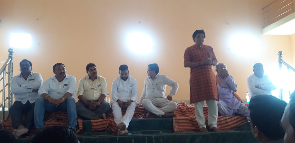 बीजेपी मंडल अध्यक्ष के चुनावी प्रक्रिया में तू-तू मैं-मैं, हाथापाई होता देख भागे विधायक, फिर कुछ ऐसा कि…
