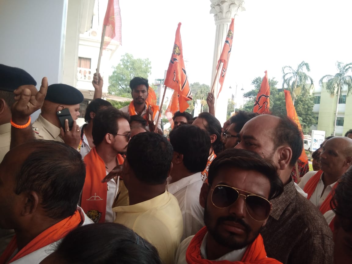 शिवसेना कार्यकर्ताओं ने किया जमकर हंगामा, निगम का घेराव कर लगाए महापौर के खिलाफ मुर्दाबाद के नारे…