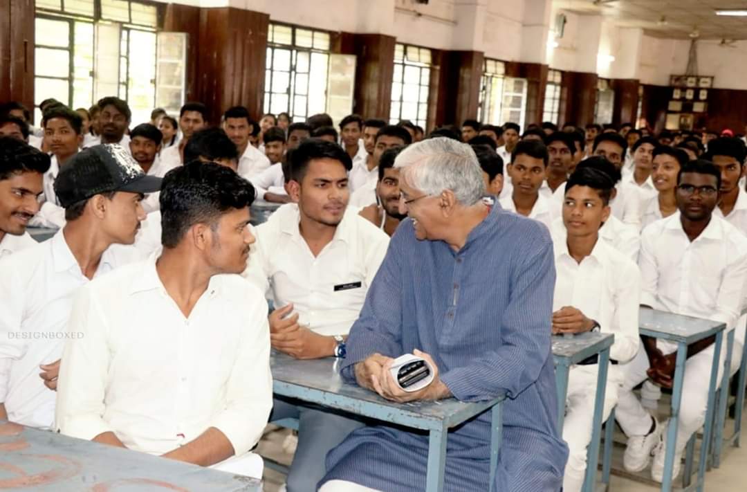 मंत्री टीएस सिंहदेव ने स्कूल में लैब का किया शुभारंभ, छात्रों के बीच बैठकर सुनी उनकी समस्याएं