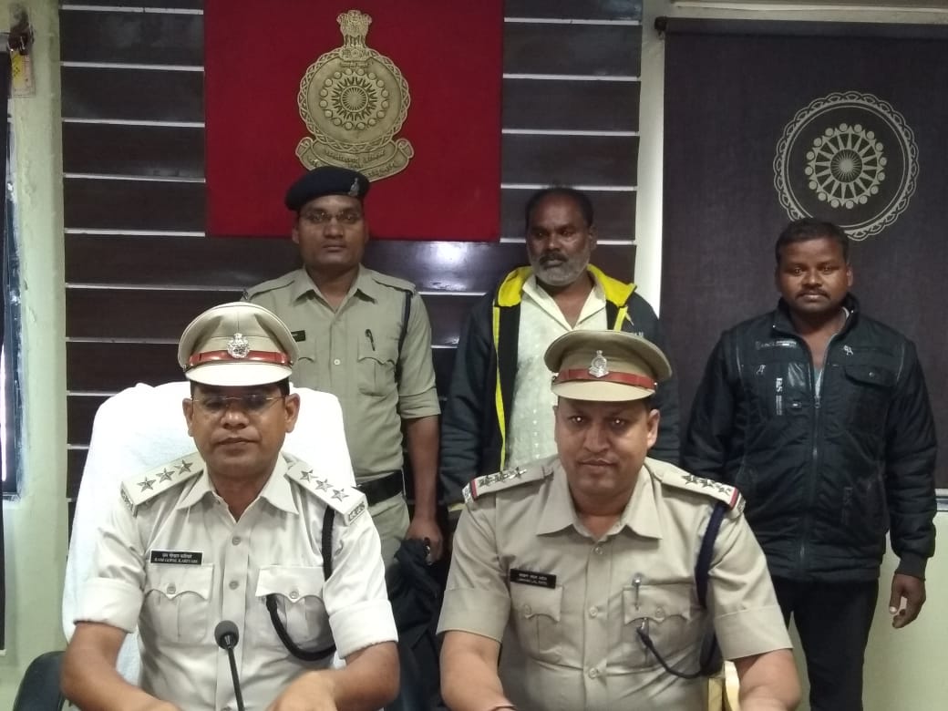 हाथी दांत की तस्करी करते दो आरोपी गिरफ्तार, लाखों रुपये में बेचने की थी तैयारी