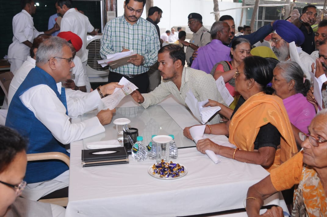 जनचौपाल में आई पीडीएस के चावल वितरण और मनरेगा भुगतान में गड़बड़ी की शिकायत, सीएम भूपेश ने दिये जांच के निर्देश