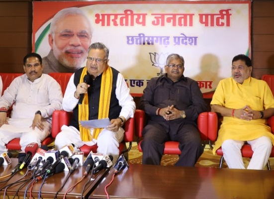 राज्योत्सव पर बोले रमन और कौशिक – सम्मान के साथ बुलाते तो जरूर जाते, यहाँ तो भूपेश सरकार ने घर पर कार्ड फेंकवाकर बुलाया