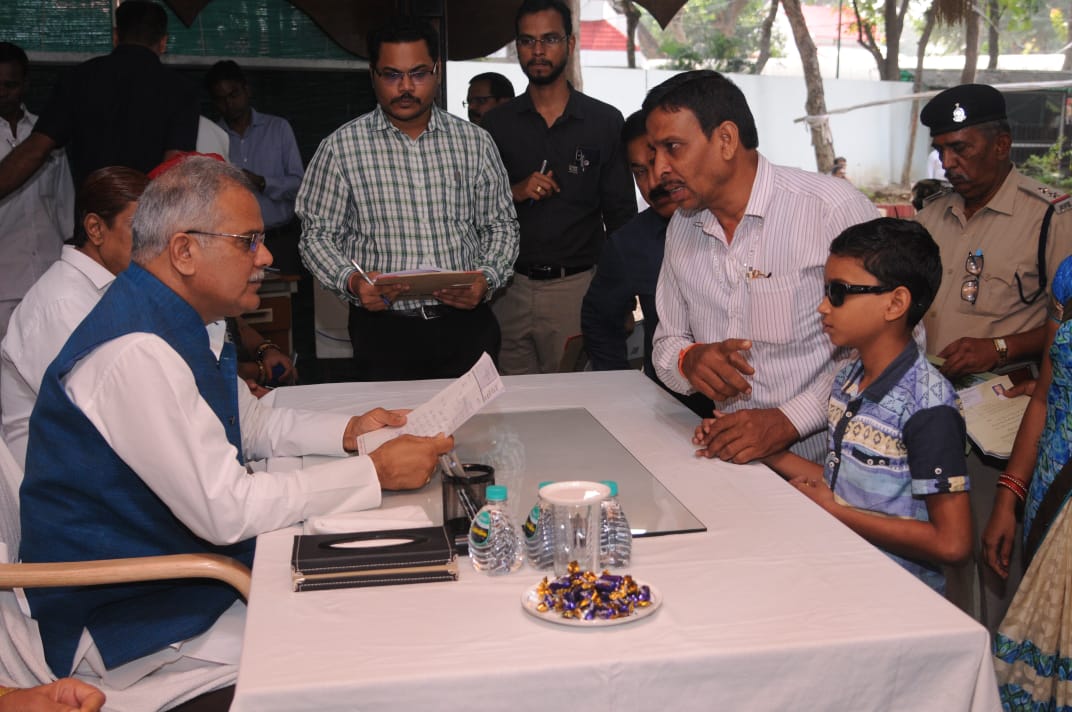 जनचौपाल में सीएम भूपेश बघेल ने खोला मदद का पिटारा, जरुरतमंदों को दी आर्थिक सहायता