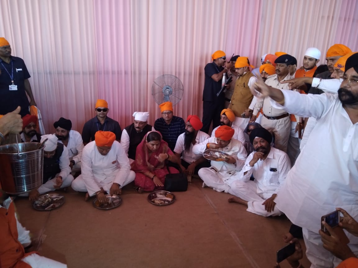 सिख समाज ने सीएम भूपेश बघेल को पहनाई पगड़ी, भेंट किया सरोपा, बोले सो निहाल, सत श्री अकाल के लगाए जय कारे