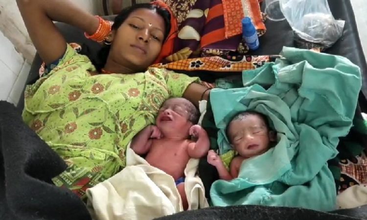ट्रेन में सफर कर रही महिला को शुरु हुई प्रसव पीड़ा, भगवान बन कर पहुंची नर्स ने कराई डिलीवरी, स्वास्थ्य मंत्री के निर्देश पर तत्काल मिली मदद