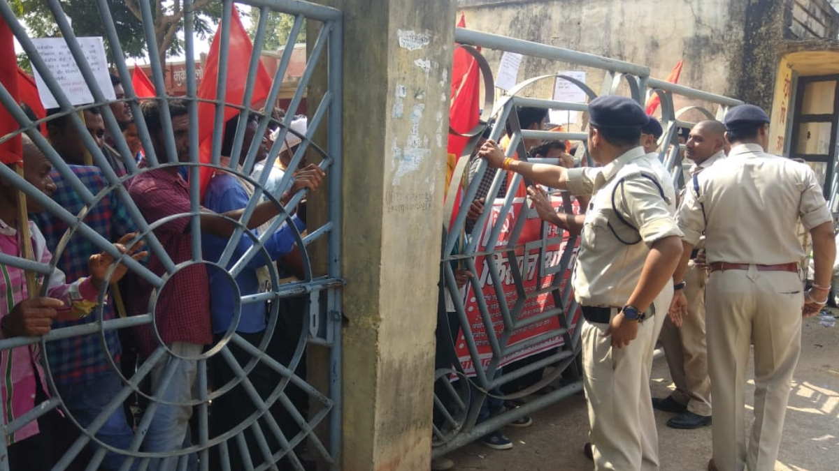 VIDEO : किसानों की पदयात्रा को पुलिस ने मंडी परिसर में ही रोका, आक्रोशित किसान जमकर कर रहे हैं नारेबाजी…