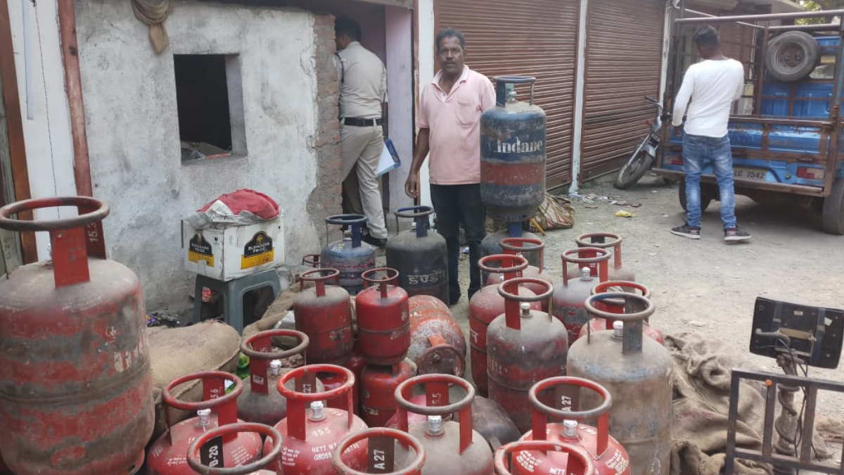 घर से ही चला रहा है अवैध गैस एजेंसी, पुलिस की कार्रवाई में मिले 53 गैस सिलेंडर और 37 गैस कार्ड…