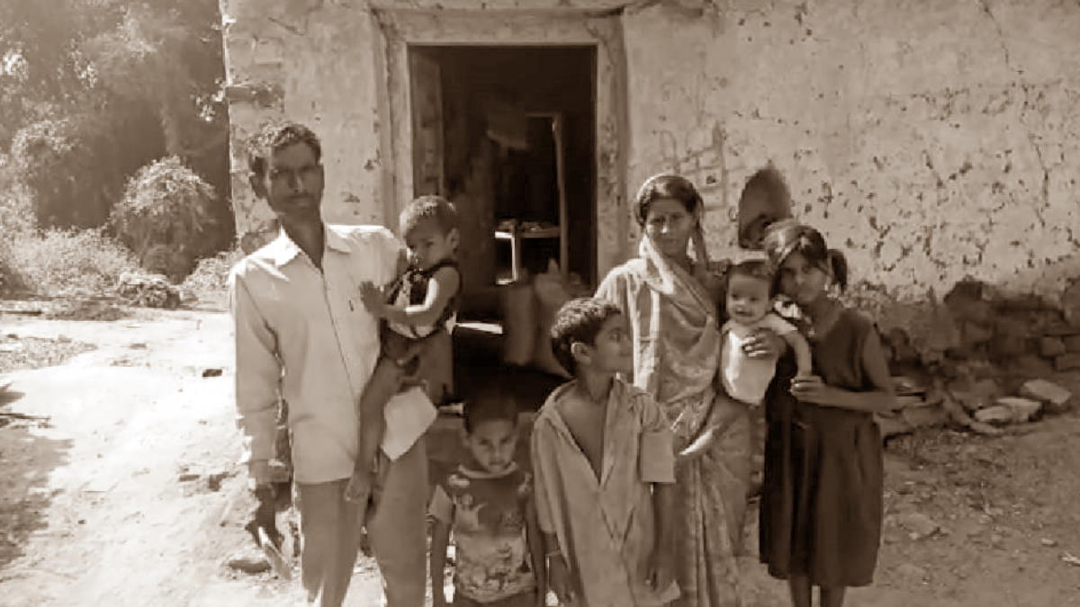 गरीब संतन का समाज ने किया हुक्का-पानी बंद, गांव वाले भी बोलने से हैं कतराते, जानिए आखिर किस गलती पर उसे मिली ऐसी कठोर सजा…