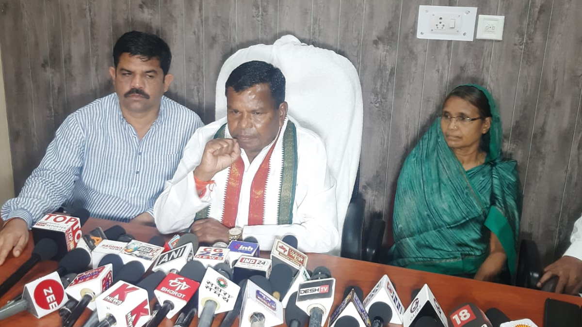 नक्सली मामलों में गिरफ्तार निर्दोष आदिवासियों की मांगी जानकारी, 320 को जल्द किया जाएगा रिहा-  मंत्री लखमा