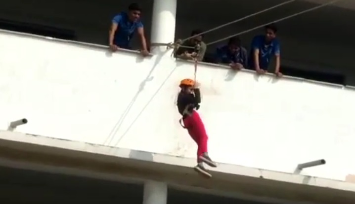 VIDEO : बड़ा हादसा ! द रेडियंट स्कूल में एडवेंचर नाइट कैंप के दौरान 25 फीट की ऊँचाई से गिरी बच्ची, गंभीर रूप से घायल, शिक्षा विभाग से कार्रवाई का इंतज़ार