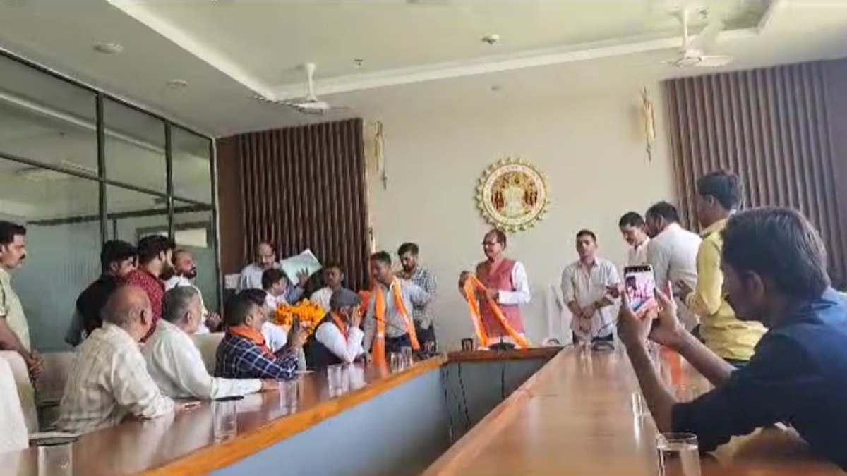 MP में कांग्रेस को झटका: बड़ी संख्या में युवा कांग्रेसी कार्यकर्ता बीजेपी में शामिल, CM शिवराज ने गमछा पहनाकर किया स्वागत
