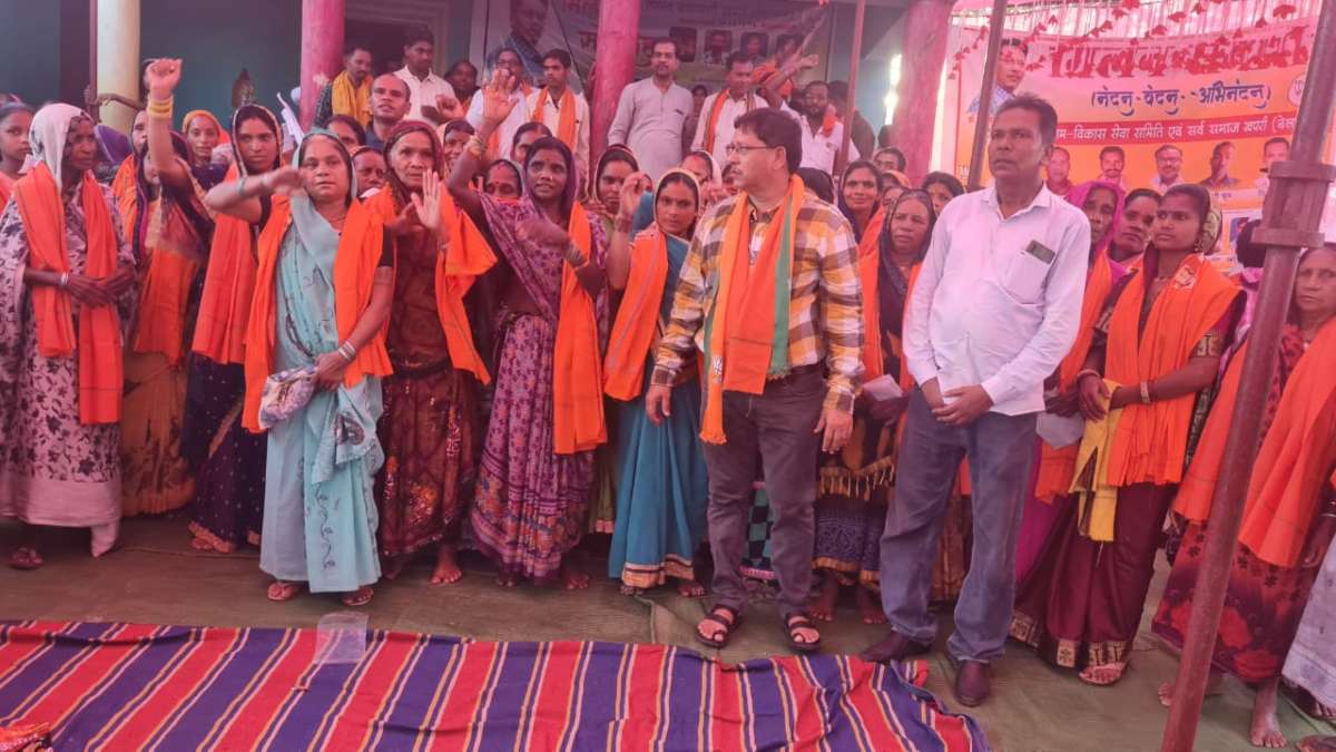 CG BREAKING : चुनावी साल में कांग्रेस को बड़ा झटका, कांग्रेसियों समेत 1000 ग्रामीणों ने थामा भाजपा का दामन
