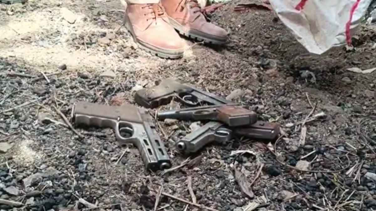 अवैध हथियारों का जखीरा पकड़ाया: 10 देसी पिस्टल सहित बड़ी मात्रा उपकरण जब्त, 70 पुलिस कर्मियों ने जंगल में दी थी दबिश