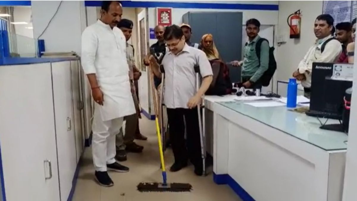 गांधीगिरी वाला धरना: निगम सभापति और अपर आयुक्त ने बैंक में लगाया पोछा, जानिए पूरा मामला