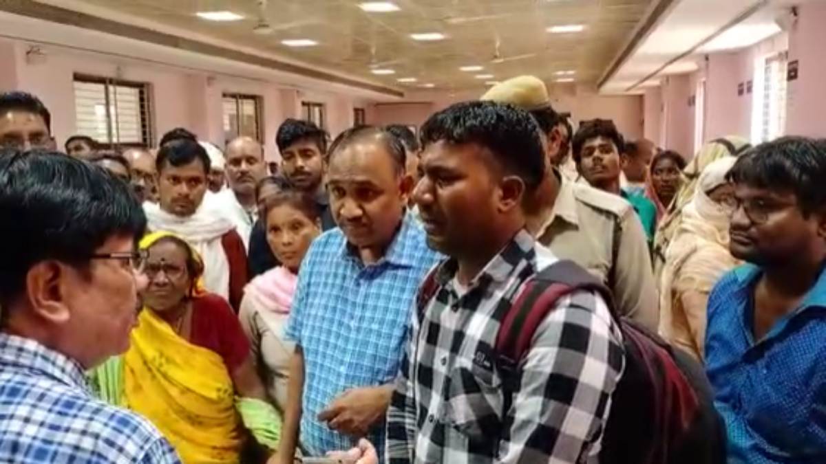 जनसुनवाई में फूट-फूट कर रोया शिक्षक: अधिकारियों को बताई अपनी समस्या, जानिए क्या है मामला ?