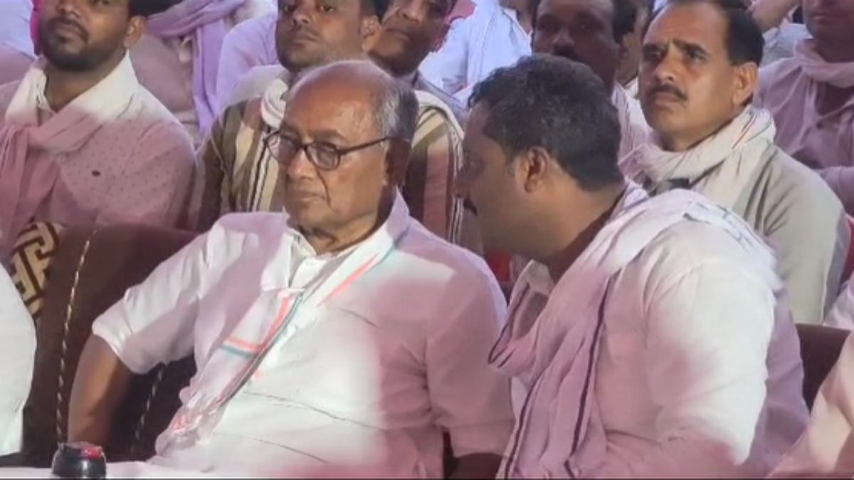 दिग्विजय सिंह का बीजेपी पर हमला: कहा- मेरे दौरे से बौखलाई BJP, चुनाव आते-आते कपड़े भी फाड़ेगी