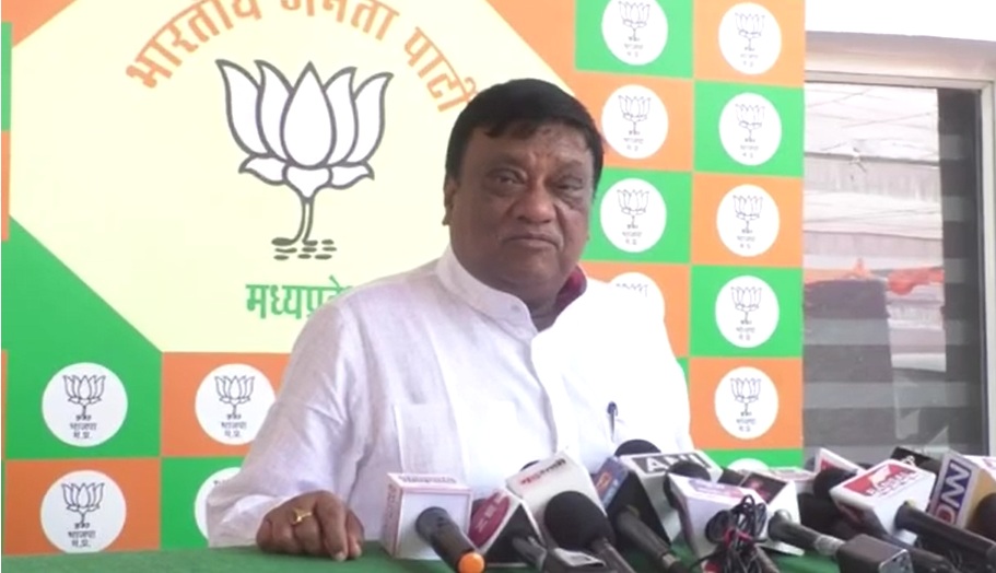 MP पहुंचे CG के नेता प्रतिपक्ष नारायण चंदेल: बोले- छत्तीसगढ़ में 2000 करोड़ का शराब घोटाला हुआ, वहां शराबबंदी तो नहीं हुई, कोरोना काल में घर घर पहुंचाई गई