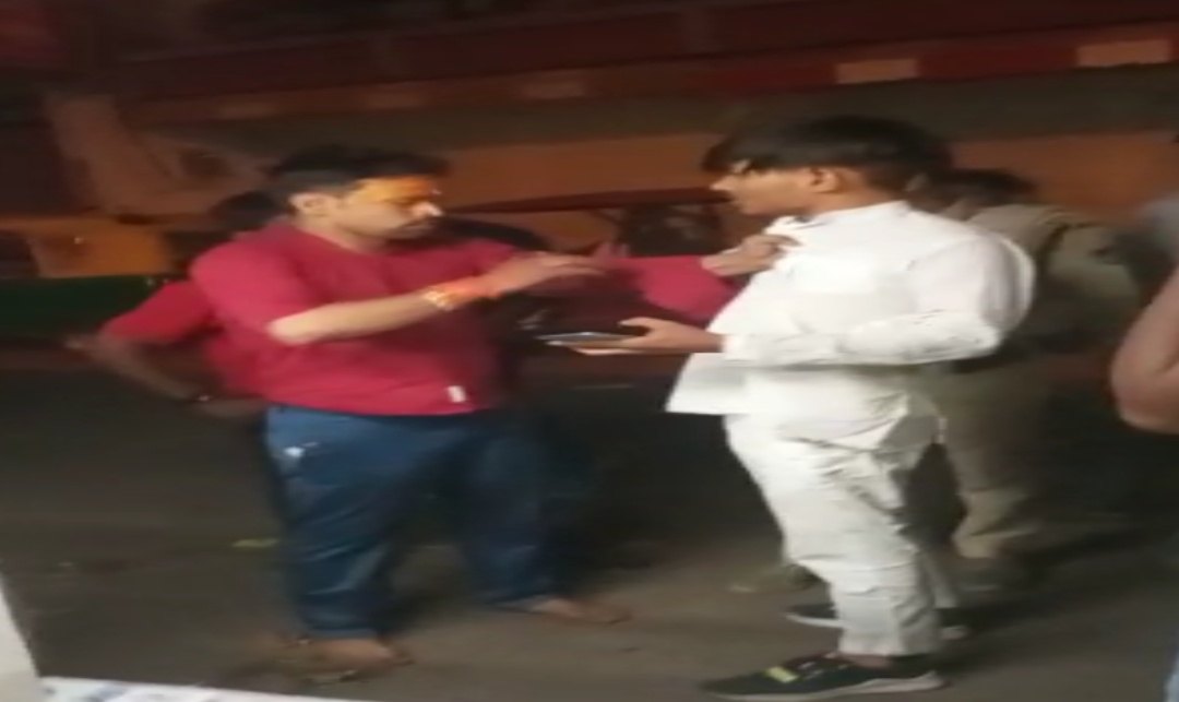 बीच सड़क ड्रामाः दुकानदार से बोला- जब से मैं पुलिस आरक्षक बना हूं, तब से किसी को पैसा नहीं देता, जानिए क्या है मामला