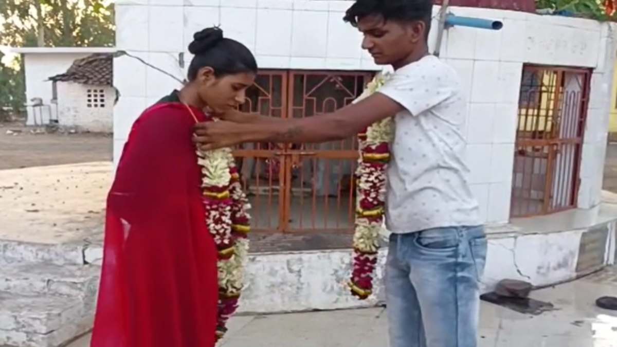 थाने की अनोखी शादी चर्चा में: दो प्रेमी हुए एक, प्यार में परिजन बन रहे थे बाधा, TI ने थाना परिसर के मंदिर में करवाया विवाह
