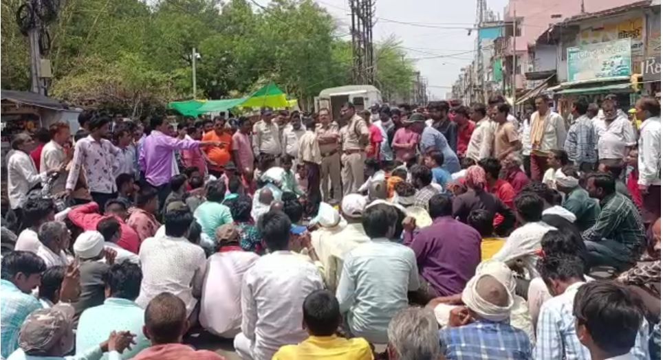 हत्या के आरोपी को पागल बताने पर आक्रोशः थाने के सामने अर्थी रख किया प्रदर्शन, पुलिस की चर्चा विफल