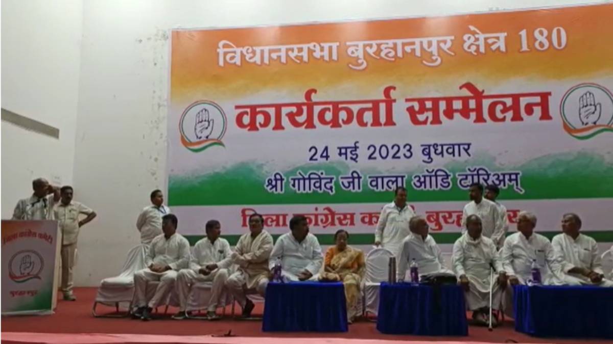 दिग्विजय सिंह ने अल्पसंख्यक नेता को मंच से उतारा: फटकार लगाते हुए बैठक से दिखाया बाहर का रास्ता, नोकझोंक का VIDEO VIRAL