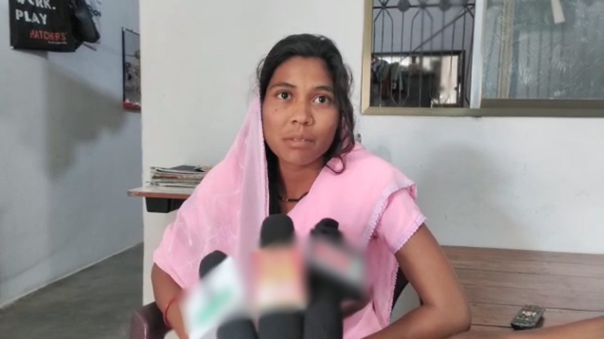 MP में जनपद पंचायत का गजब कारनामा: जिंदा महिला कागजों में मृत घोषित, नहीं मिल रहा योजना का लाभ, जिंदा होने का सबूत लेकर भटक रही महिला