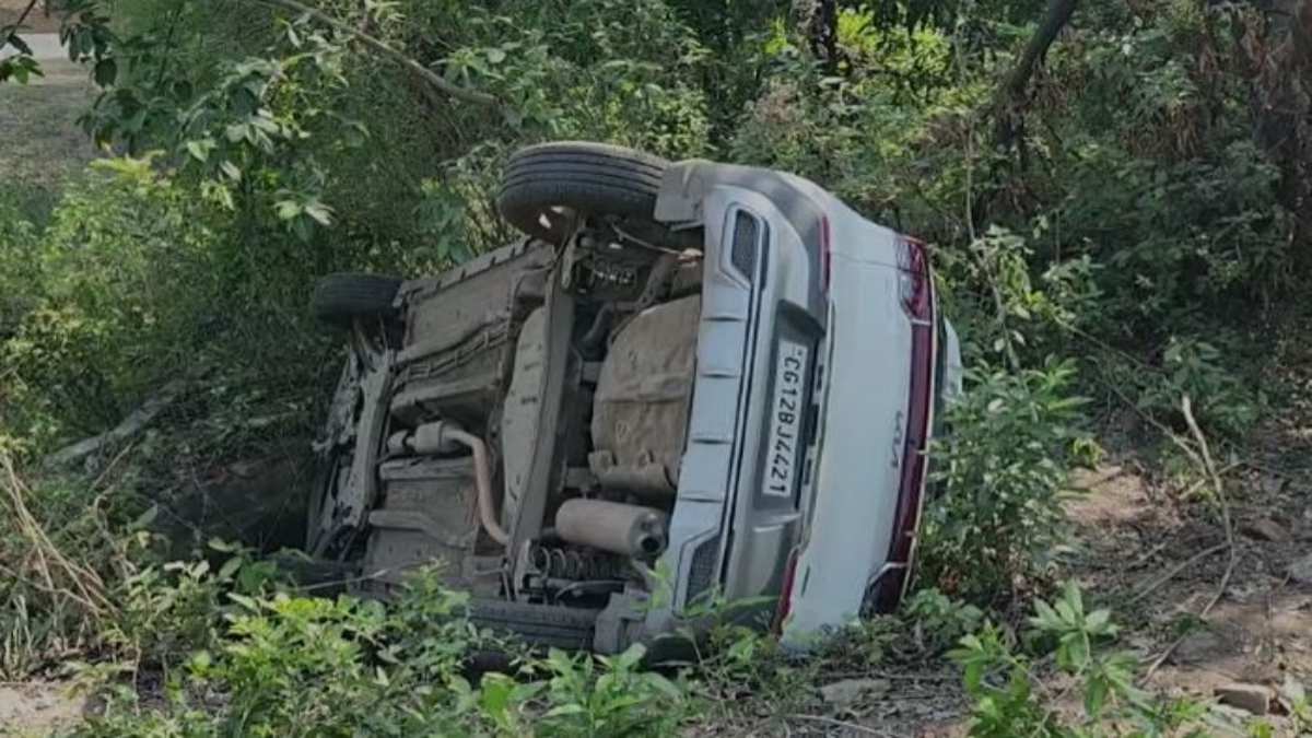 ACCIDENT BREAKING : अंधे मोड़ के पास अनियंत्रित होकर पलटी कार, कुएं में जाते-जाते बची, महिला समेत दो गंभीर रूप से घायल