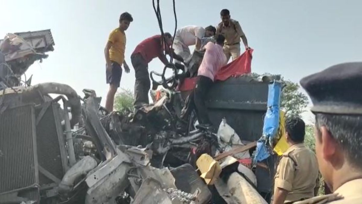 CG ROAD ACCIDENT : दो ट्रकों के बीच जबरदस्त भिड़ंत, मौके पर दोनों चालकों की मौत, दो घायल