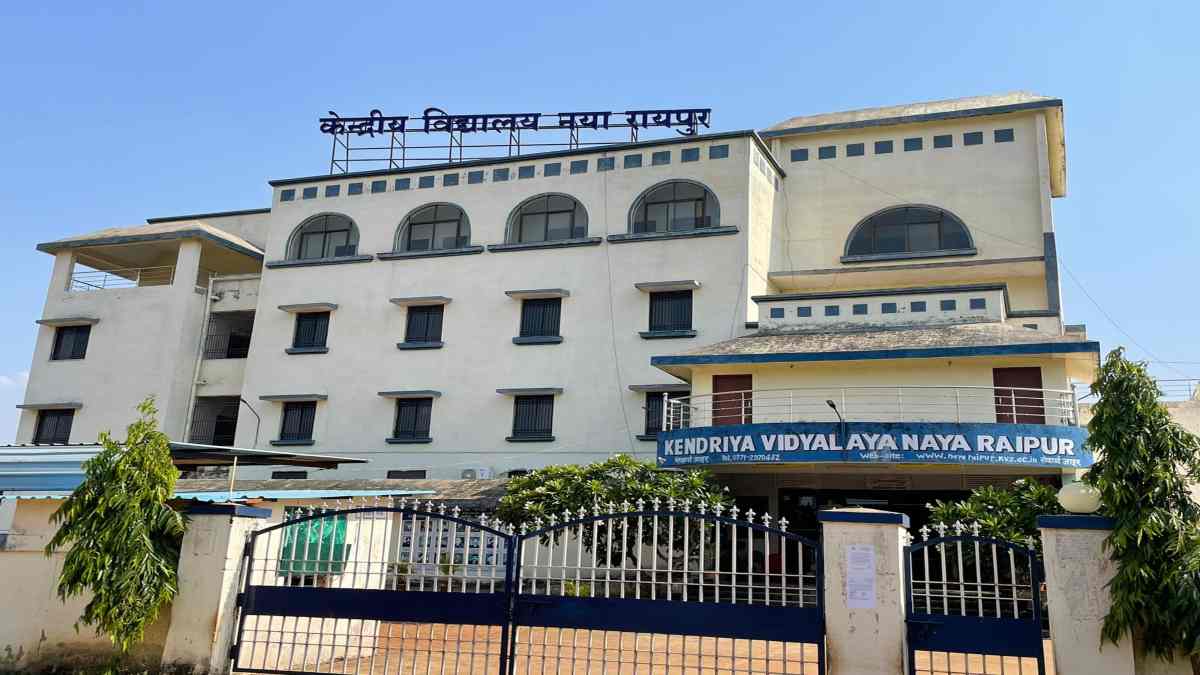 बच्चों का भविष्य है साहब, खिलौना नहींः सिस्टम की नाकामी, प्राचार्य का तुगलकी फरमान, 50 छात्रों को जबरन थामा रहे TC, फ्यूचर से खिलवाड़, ऐसे गढ़ेंगे नौनिहालों का भविष्य…