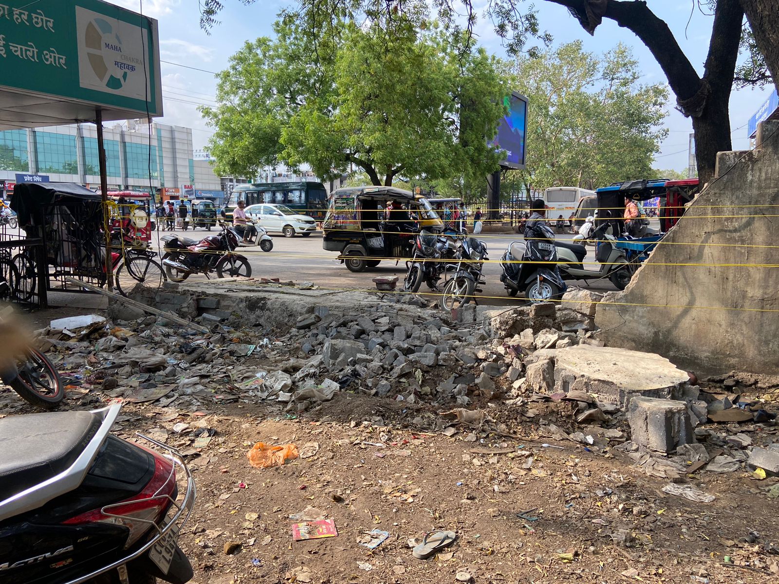 Raipur News: रेल अधिकारी सिर्फ लिखवाते रहे लेटर… नहीं हुई कोई कार्रवाई तो जाने क्या किया ठेकेदार ने…