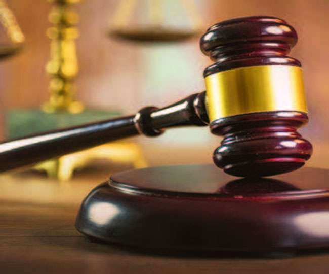 महिला जज की कार को हार्न मारकर किया ओवरटेक… फिर कार से निकाला एक फीट लंबा चाकू और चारों चक्कों को किया पंक्चर