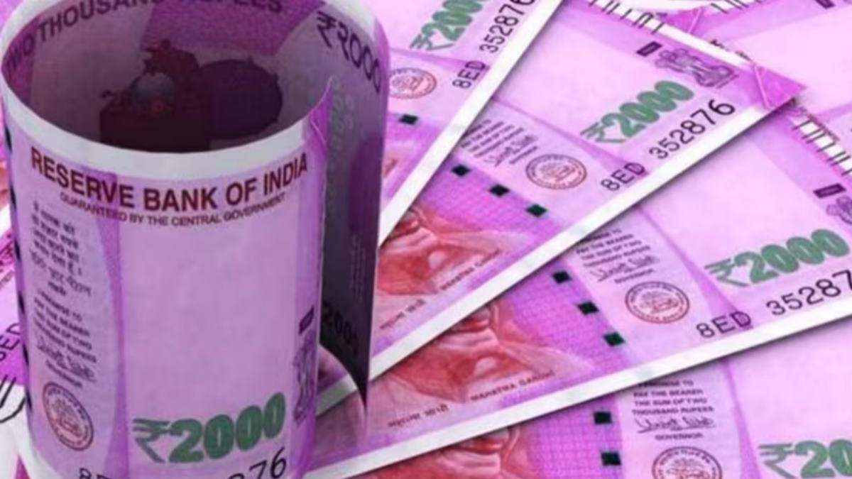 Mobile Phones News: बाजार में अचानक बढ़ी स्मार्टफोन की बिक्री, मार्केट में बरस रहे 2000 के नोट, गुलाबी नोट से धड़ाधड़ बिक रहे मोबाइल