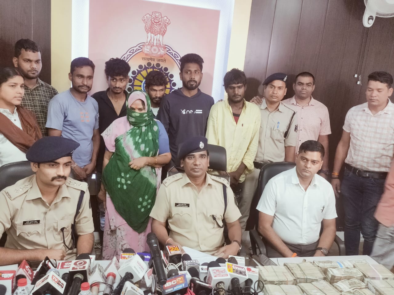 CG CRIME NEWS: घर में हुई 65 लाख की चोरी… रिपोर्ट लिखवाई सिर्फ 20 हजार कैश और दो सोने के हार की… चोरों को पकड़ा पुलिस ने तो हुए कई चौंकाने वाले खुलासे, महिला ने पुलिस से कहा… आधा सोना और कैश आप रख लो, 41 लाख RS Cash बरामद
