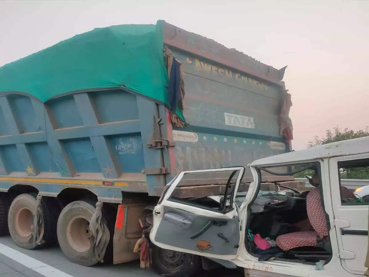 नोएडा-ग्रेनो एक्सप्रेसवे पर हादसे में दो लोगों की मौत
