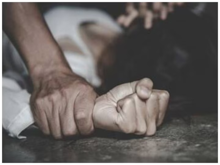 Crime News: इलाज के बहाने युवती से दुष्कर्म करने का आरोप