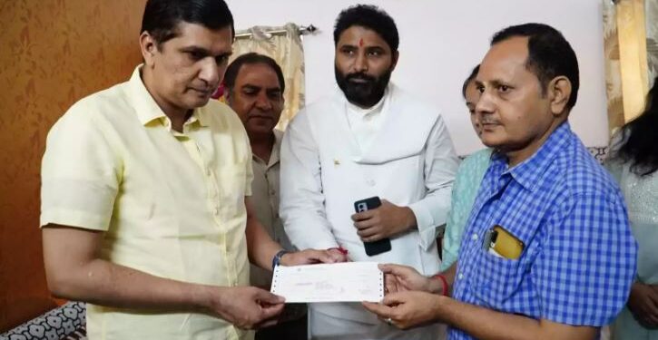 कोविड योद्धा के परिवार को एक करोड़ रुपये दिए
