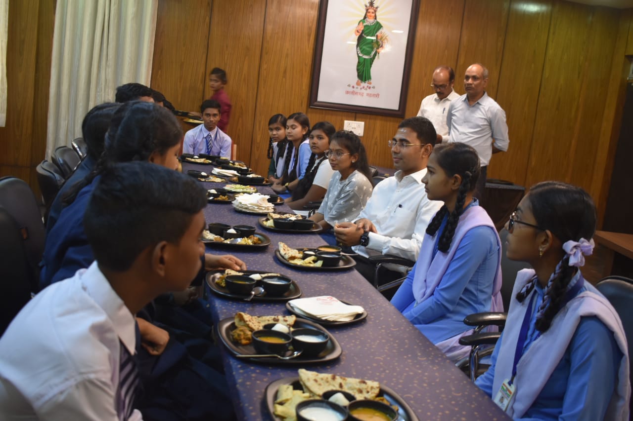 CG News: सरकारी स्कूल के बच्चों को कलेक्टर ने बुलाया लंच पर…