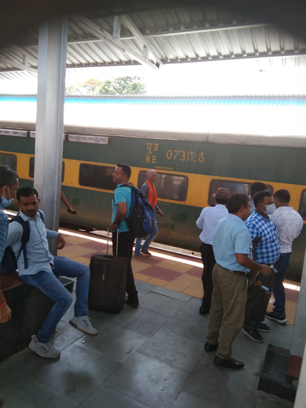 रायपुर रेलवे स्टेशन में खड़ी गरीबरथ में शार्ट सर्किट… कोच में भरा धुआ…
