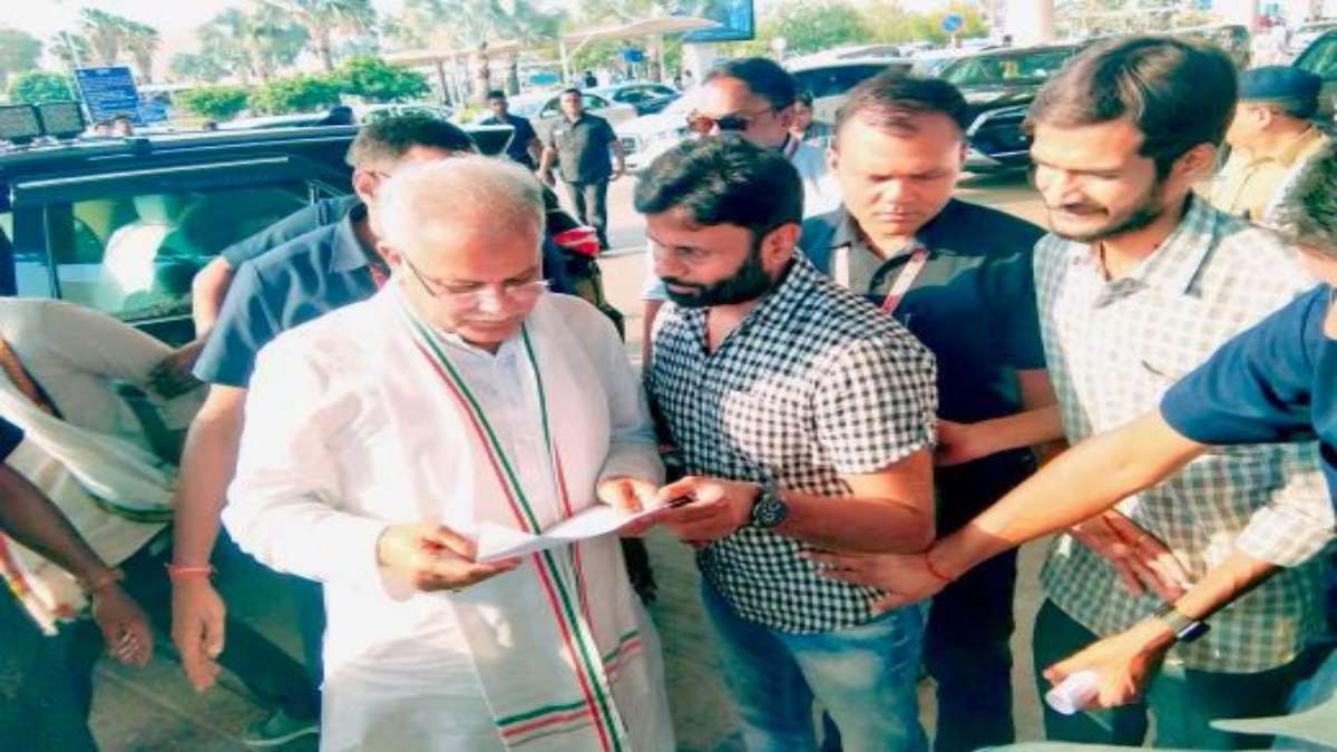 CG Govt Jobs 2023: CM भूपेश बघेल से सरकारी नौकरियों में स्थानीय निवासियों को प्राथमिकता देने की मांग