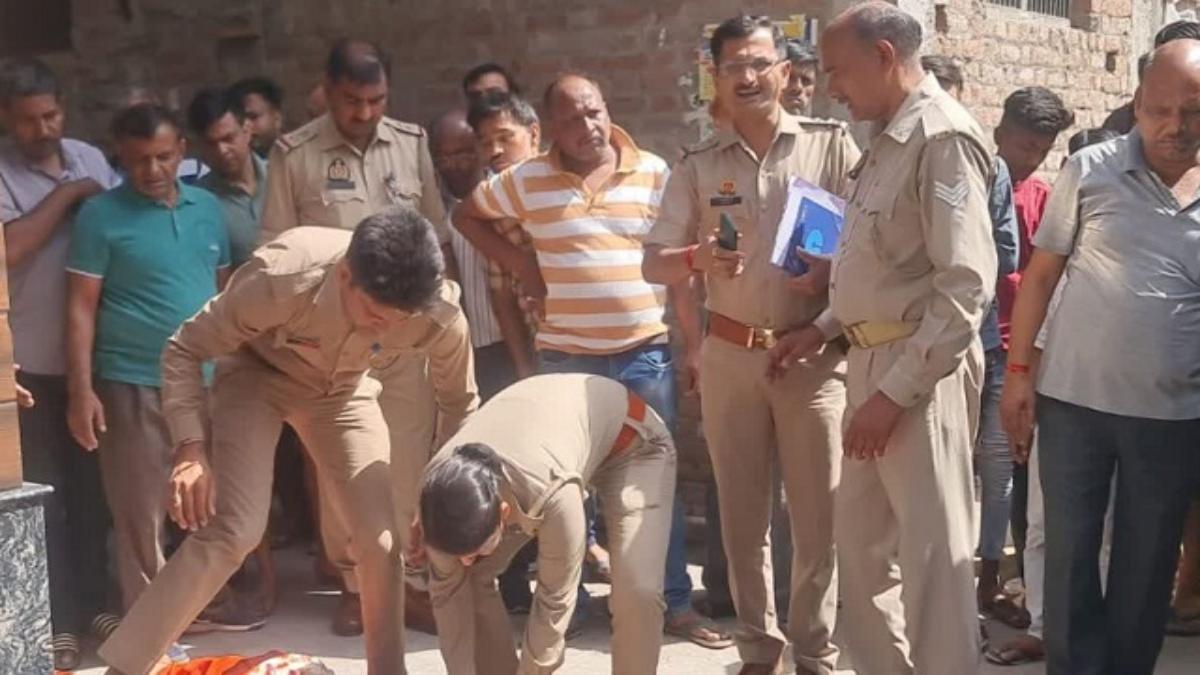 पति के साथ बाइक से जा रही महिला पर बदमाशों ने बरसाई गोलियां, फायरिंग से मचा हड़कंप