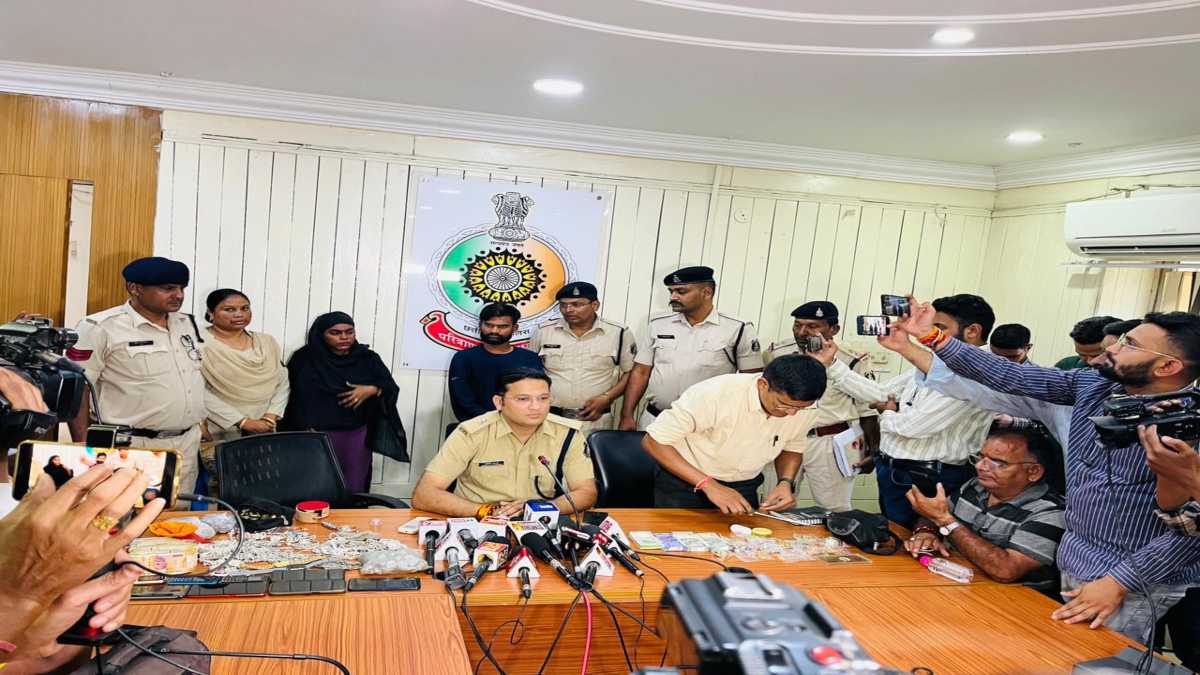 CG में जुर्म पर पुलिस का शिकंजाः डागा भवन में सेंधमारी,  2 दिन के भीतर नाबालिग समेत धराए 3 चोर, शातिरों के पास से 28 लाख के जेवर और नगदी जब्त