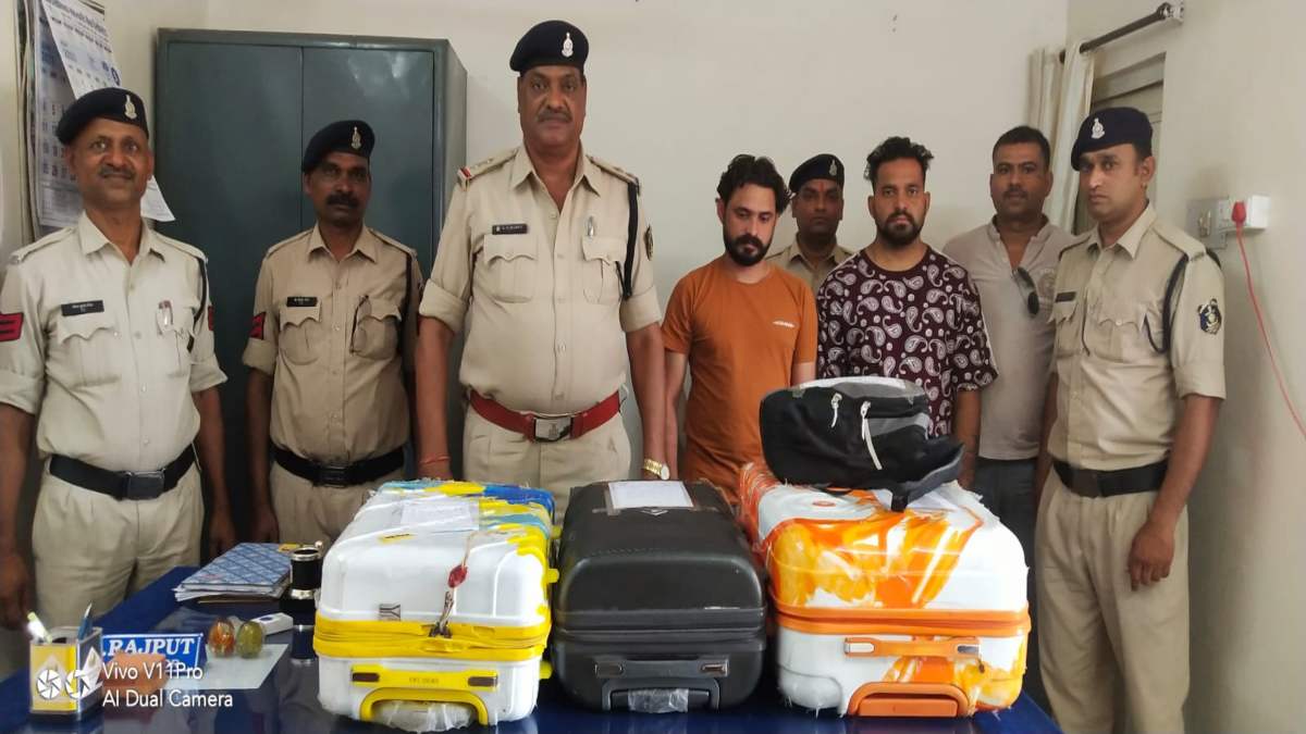 CG में तस्करों पर शिकंजाः रेलवे पुलिस की बड़ी कार्रवाई, 2 आरोपियों के पास से 5 लाख का गांजा जब्त…