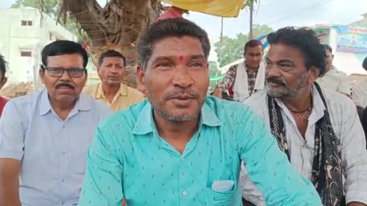 43 दिन से अनिश्चितकालीन धरने पर बैठे व्यापारी: सामने छाया रोजी-रोटी का संकट, अतिक्रमण के नाम पर दुकान तोड़ने से है नाराज 