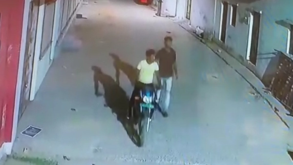 आप भी रहे सावधान: घर के बाहर खड़ी बाइक को चोरों ने किया पार, देखें VIDEO  