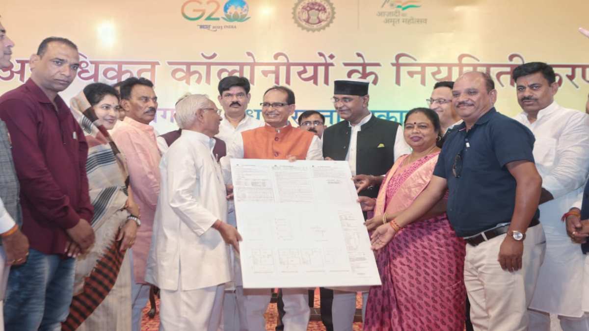 MP में 6 हजार से ज्यादा अवैध कॉलोनियां नियमित: CM शिवराज ने भवन अनुज्ञा वितरण का किया शुभारंभ, कहा- खून पसीने की कमाई से बना मकान अवैध नहीं हो सकता