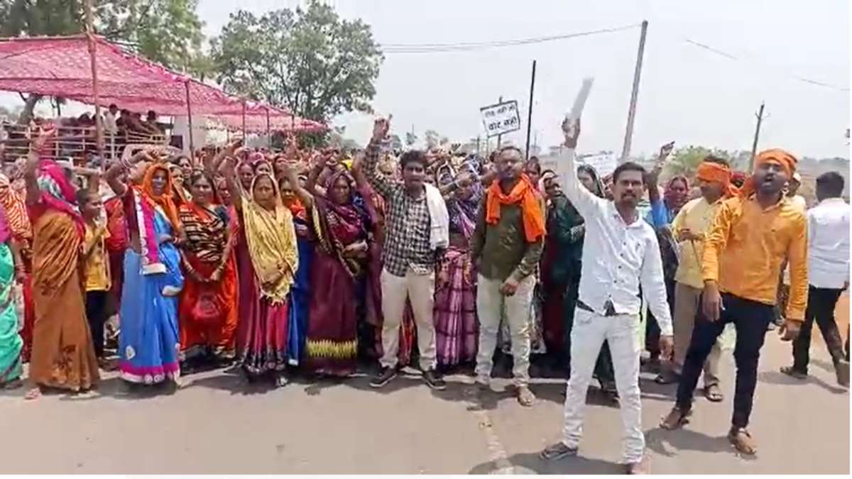 CG में 70 सालों से सड़क की खोज : विकास के हवा हवाई दावे, सो रहा सिस्टम, ग्रामीणों का चक्का जाम, बोले – पक्की रोड दो या वोट लेना छोड़ दो