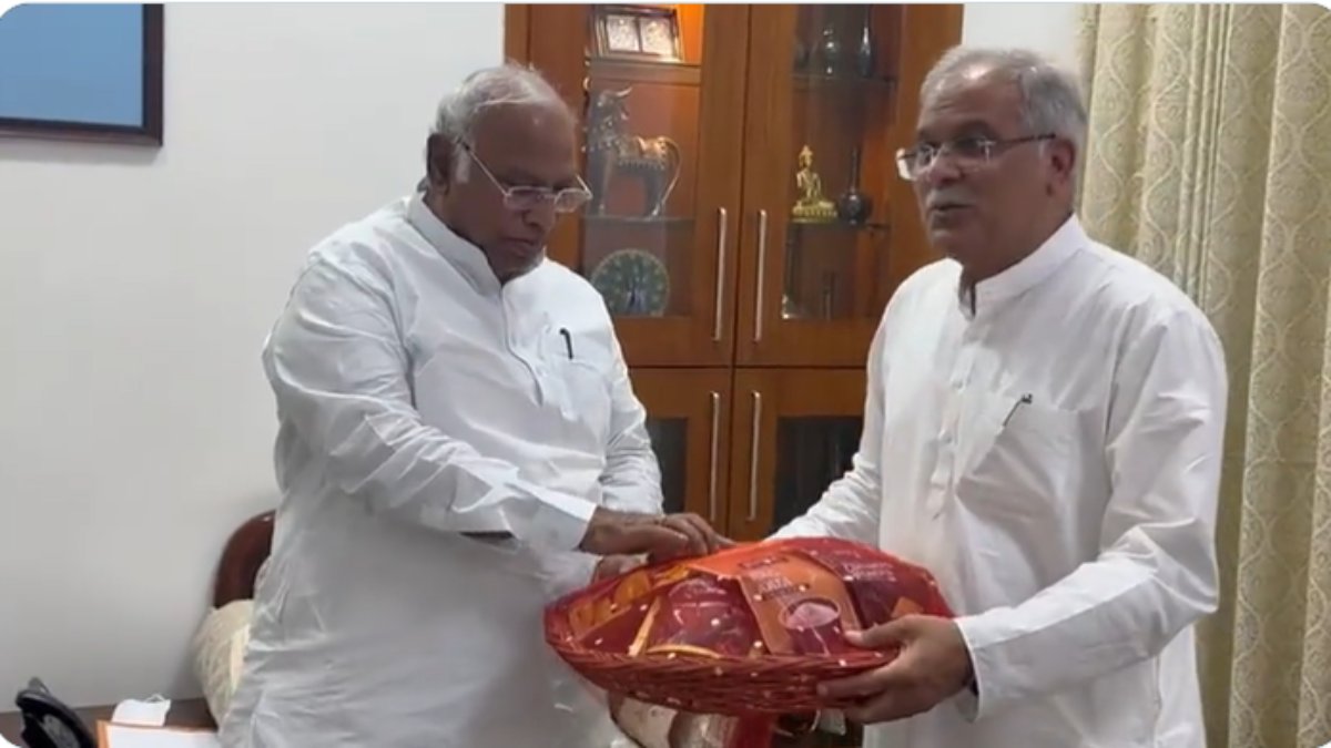 BREAKING : CM भूपेश बघेल ने कांग्रेस अध्यक्ष मल्लिकार्जुन खड़गे से की शिष्टाचार मुलाकात