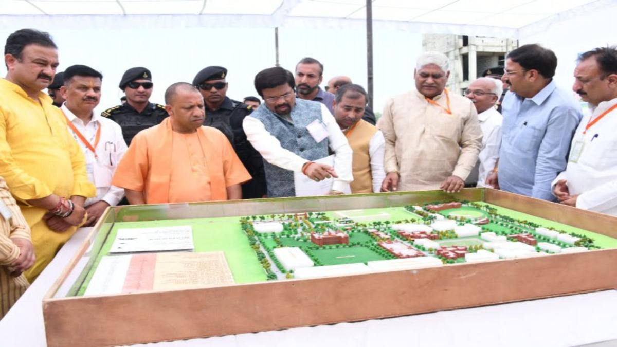 CM योगी ने मां शाकुम्भरी यूनिवर्सिटी के निर्माण कार्य का लिया जायजा, अधिकारियों के साथ की बैठक