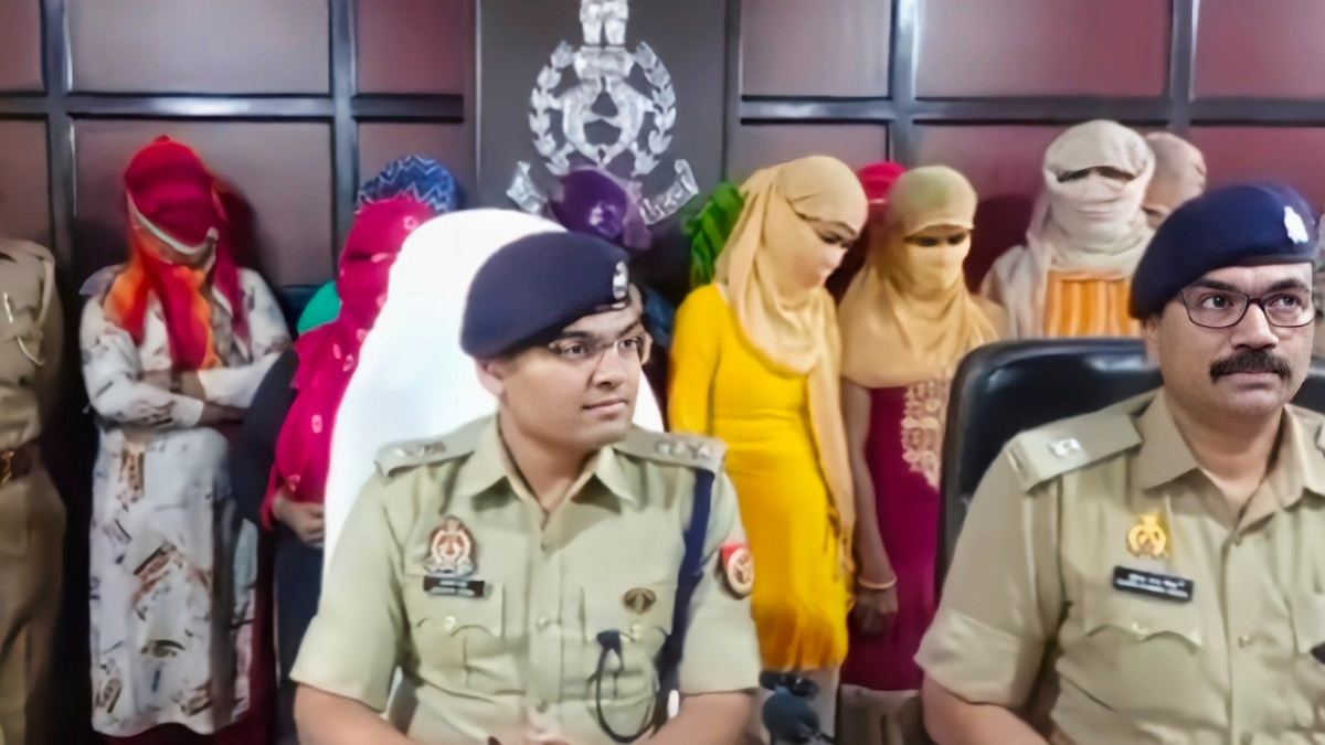 हनीट्रैप गैंग ने नौकरी पर रख रखी थी सेक्स वर्कर, 11 युवतियां और 5 युवक आपत्तिजनक अवस्था में पकड़ाए